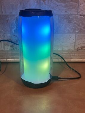 Bass Jaxx blue tooth Travel speaker with charging cord; working